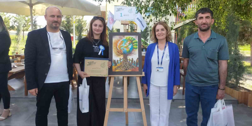 Ağrılı Zeynep Çetin, 'Yeşil Geleceğim, Ailem ve Ben' resim yarışmasında Türkiye birincisi oldu