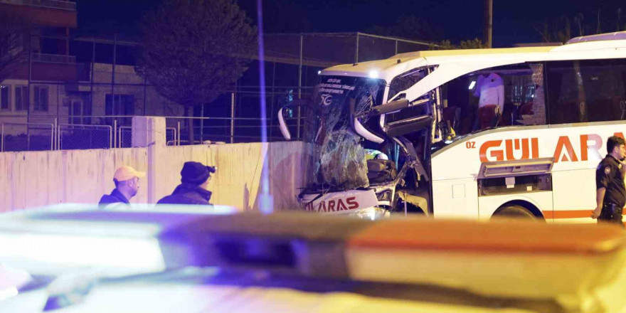 Aksaray’da kontrolden çıkan otobüs bahçe duvarına çarptı: 8 yaralı
