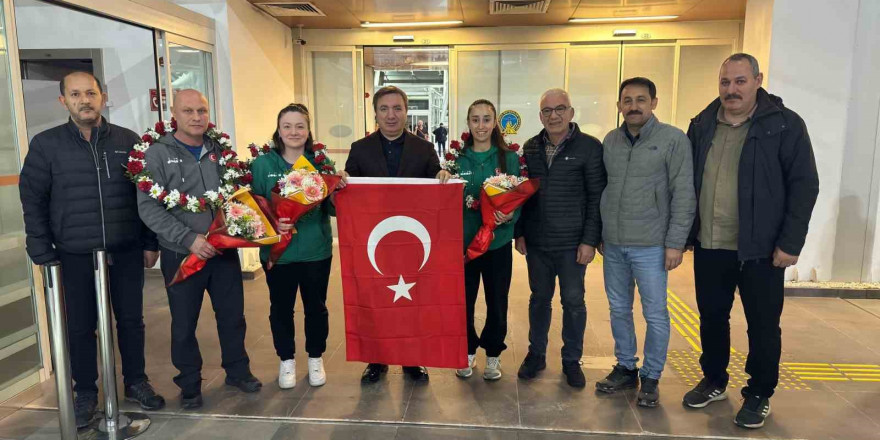 Almanya’da tarih yazan Erzincanlı kızlara havalimanında karşılama