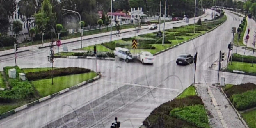 Amasya’da 2 otomobilin kavşakta çarpıştığı kaza kamerada