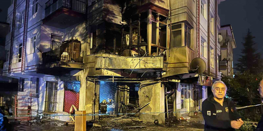 Ankara’da binanın girişindeki bakkalda çıkan yangın paniğe neden oldu
