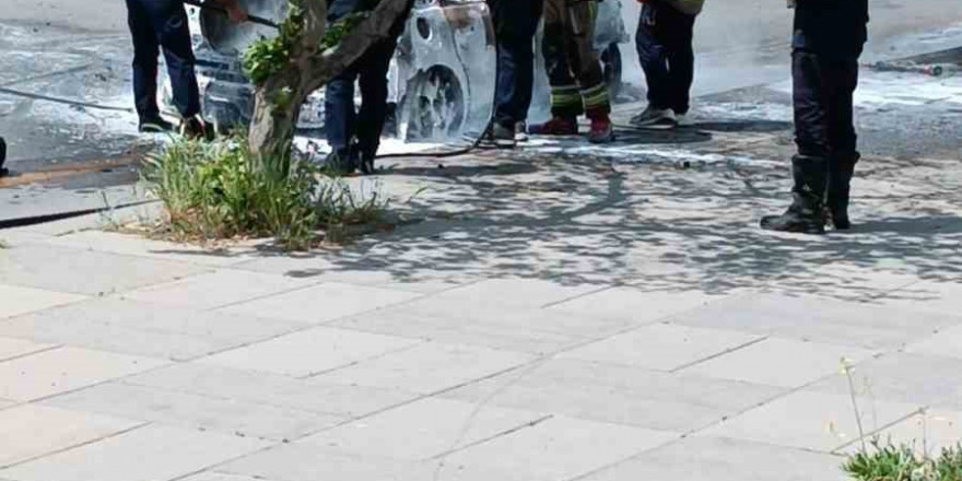 Ankara’da seyir halindeki araç alevlere teslim oldu