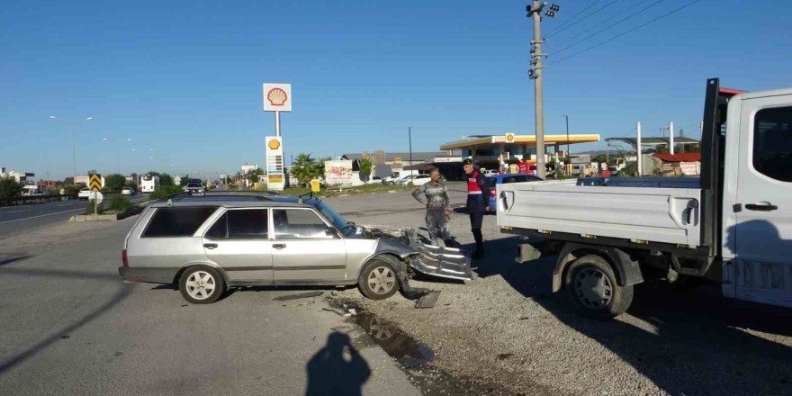 Antalya’da otomobil ile kamyonetin çarpıştığı kaza kamerada