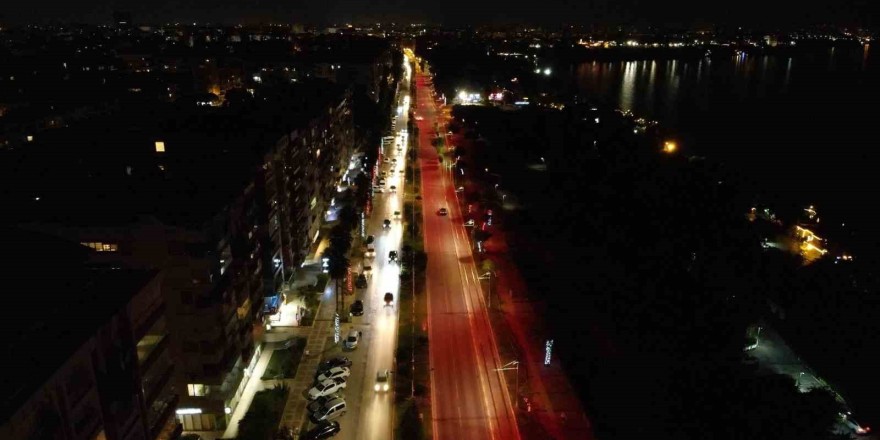 Antalya’da sokak lambaları kırmızı-beyaz aydınlatıyor