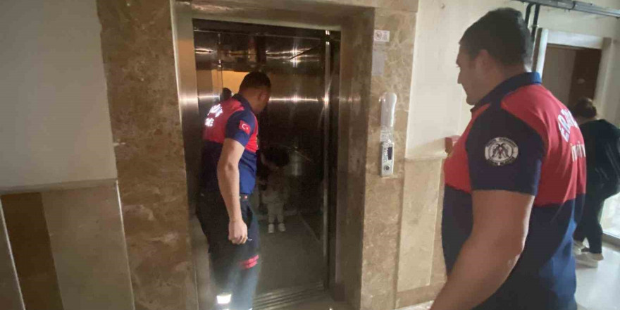 Asansörde mahsur kalan anne ve çocuğu kurtarıldı