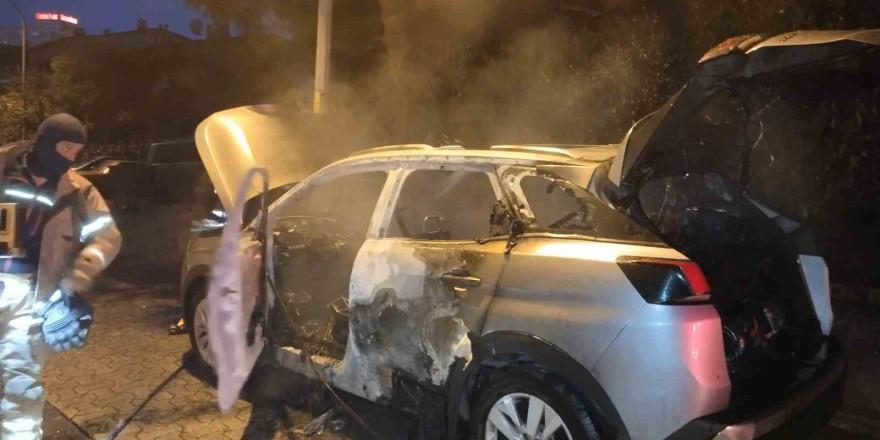 Ataşehir’de park halindeki araç kundaklandı