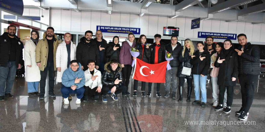 Avrupa üçüncüsü Rana Gözübüyük çiçeklerle karşılandı