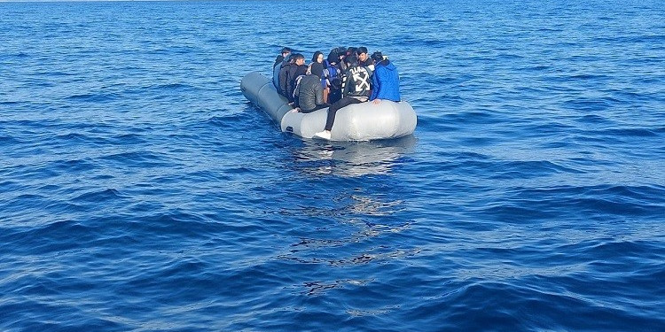 Ayvalık açıklarında lastik bot içinde sürüklenen 36 düzensiz göçmen kurtarıldı