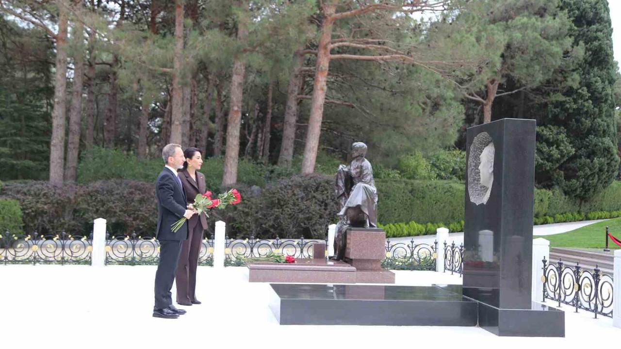 İnsan Hakları ve Eşitlik Kurumu Başkanı Altun, Bakü’de şehitlikleri ziyaret etti
