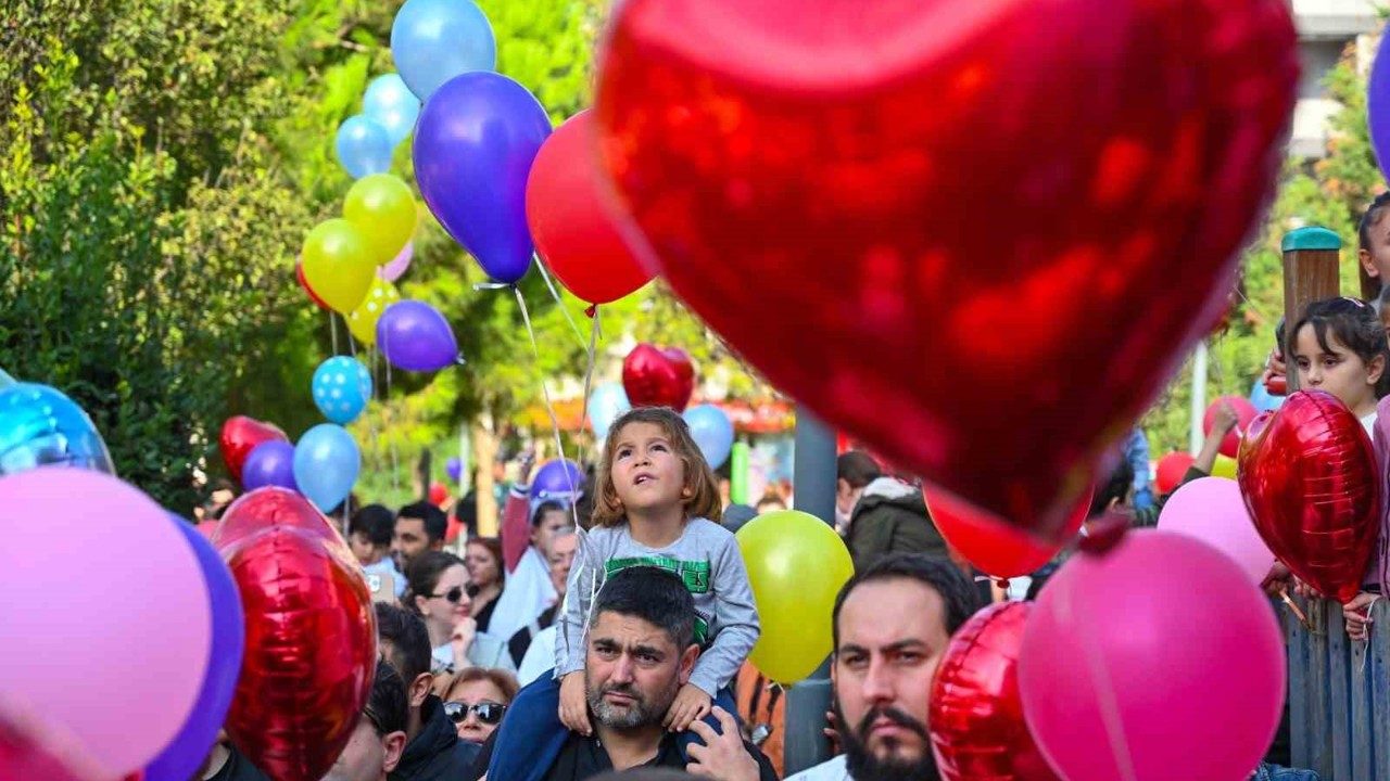 Lösemiyi 2’nci kez yenen Atlas için Beşiktaş’ta balonlar gökyüzüne bırakıldı
