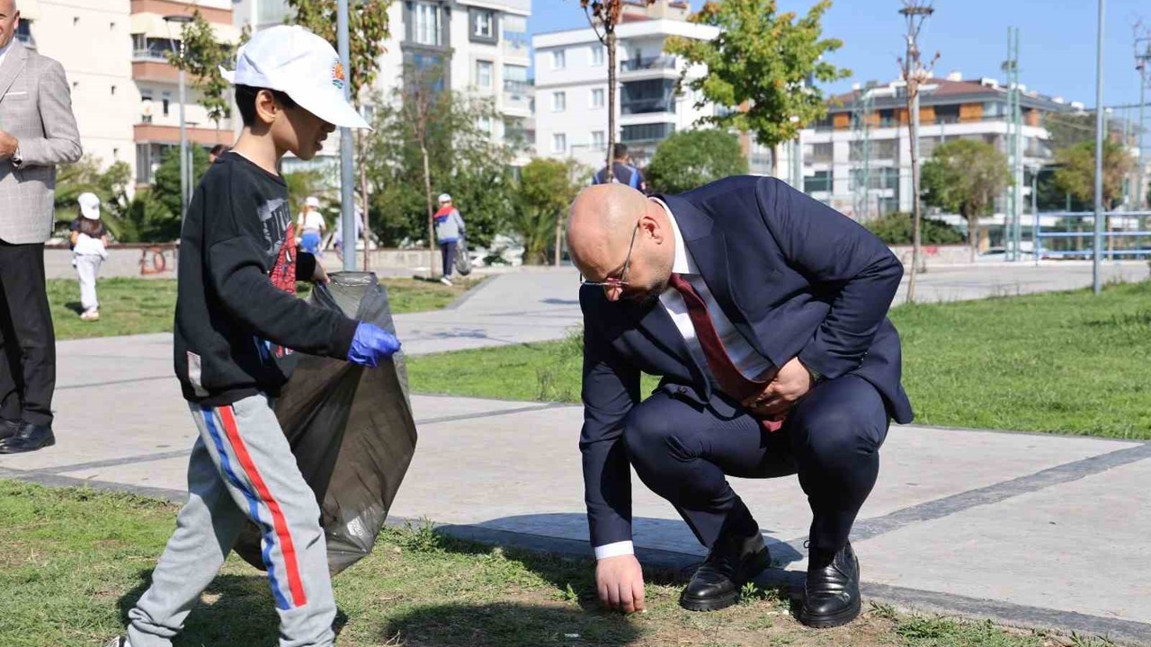 Başkan Türkel, öğrencilerle çöp topladı
