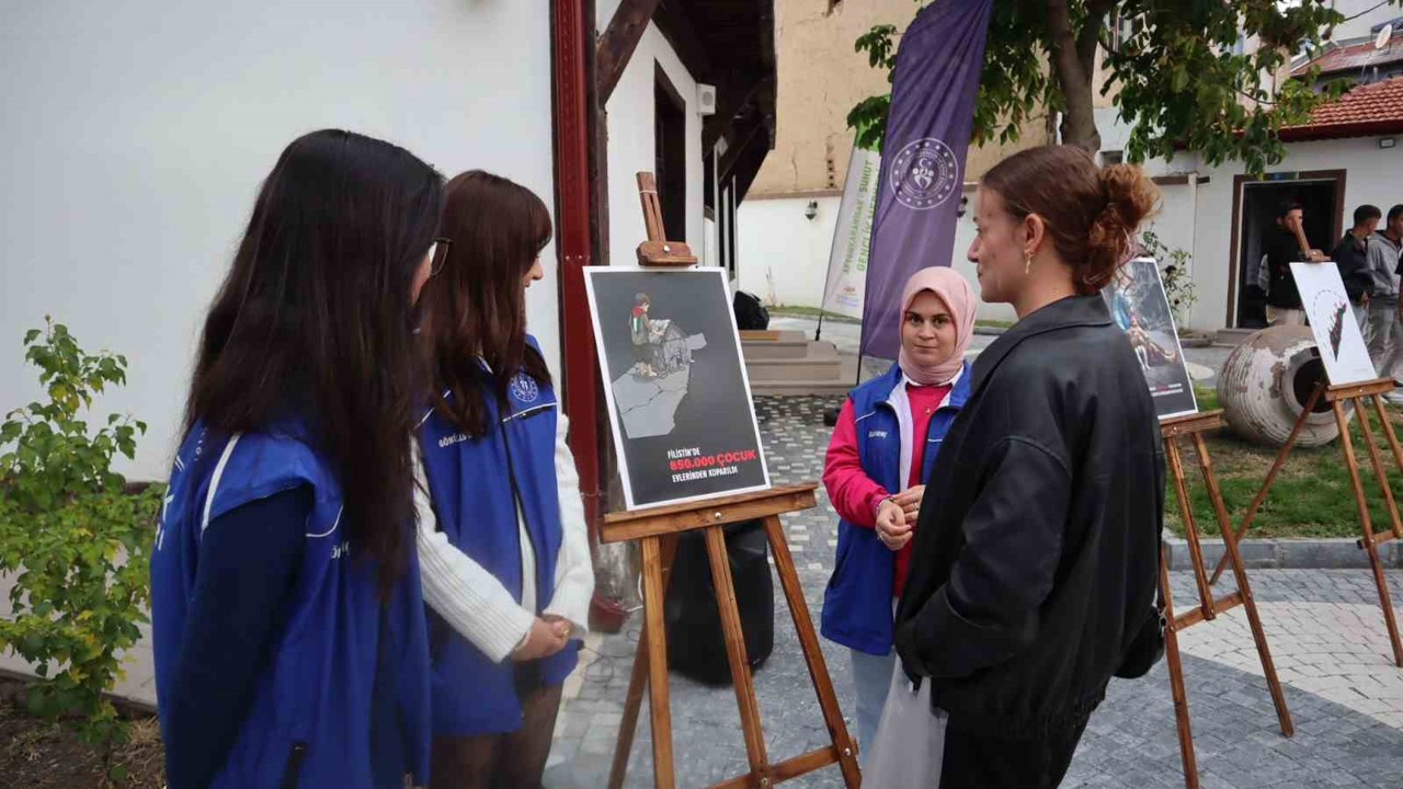 Gazze’de yaşanan dramı afişlerle anlattılar
