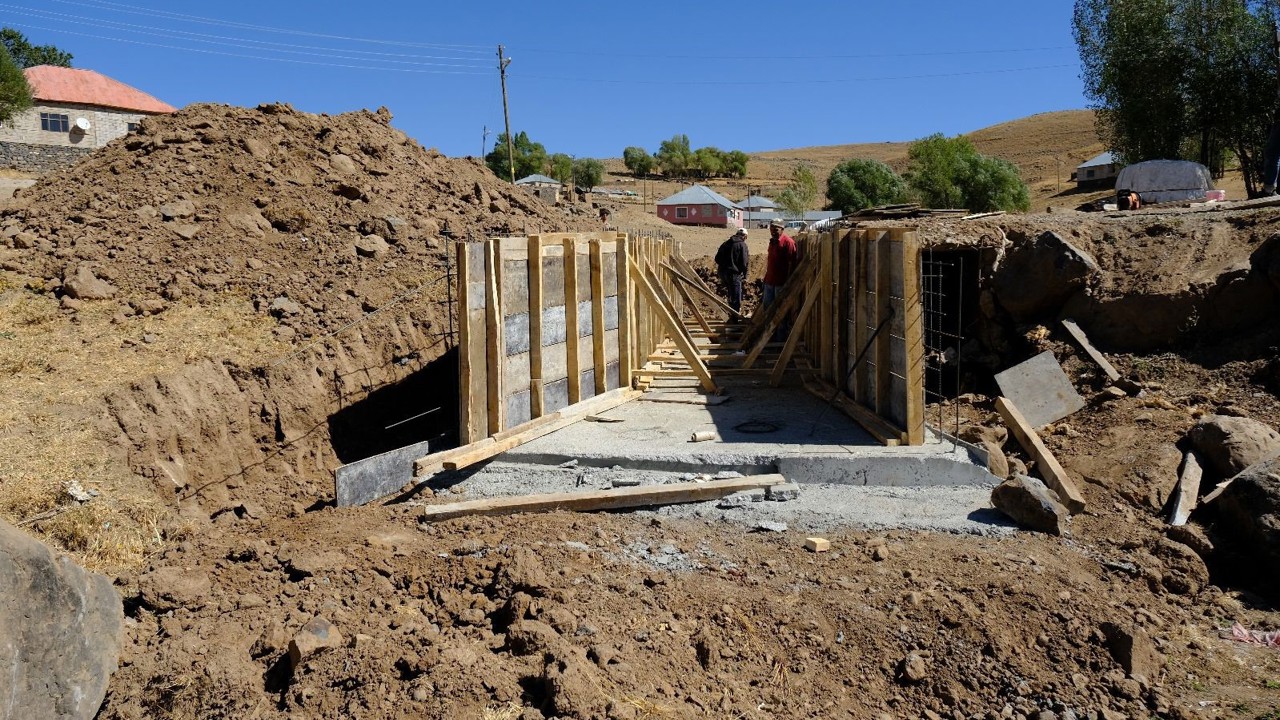 Patnos Gündüz Köyü’nde menfez yapım çalışmaları sürüyor
