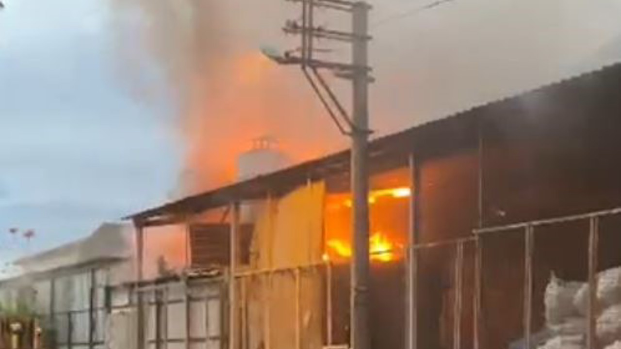 Kereste deposundaki yangın büyümeden söndürüldü
