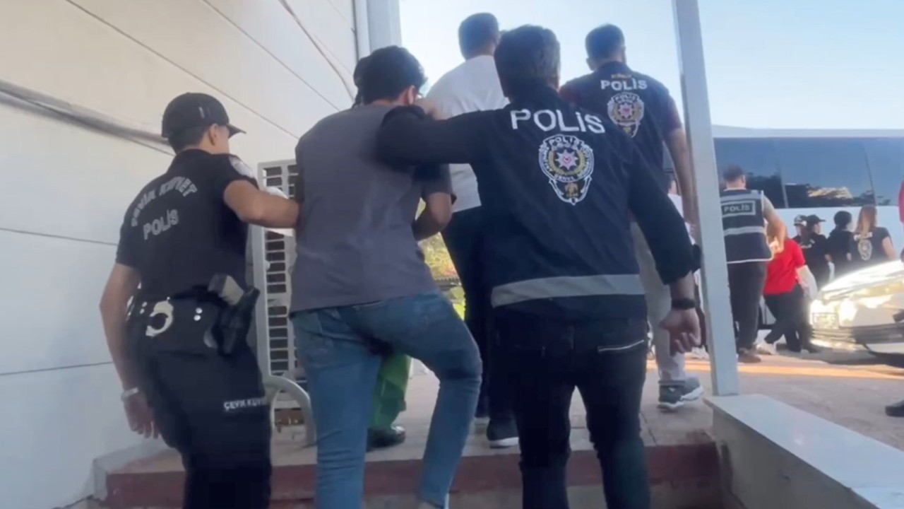 Mersin’de sosyal medyadan dolandıran şebeke çökertildi: 5 tutuklama
