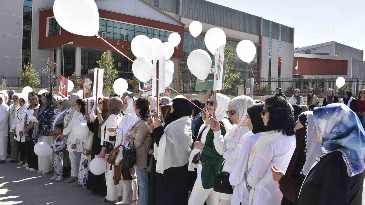 Bitlis’te kadınlar beyaz balonla İsrail’i kınadı
