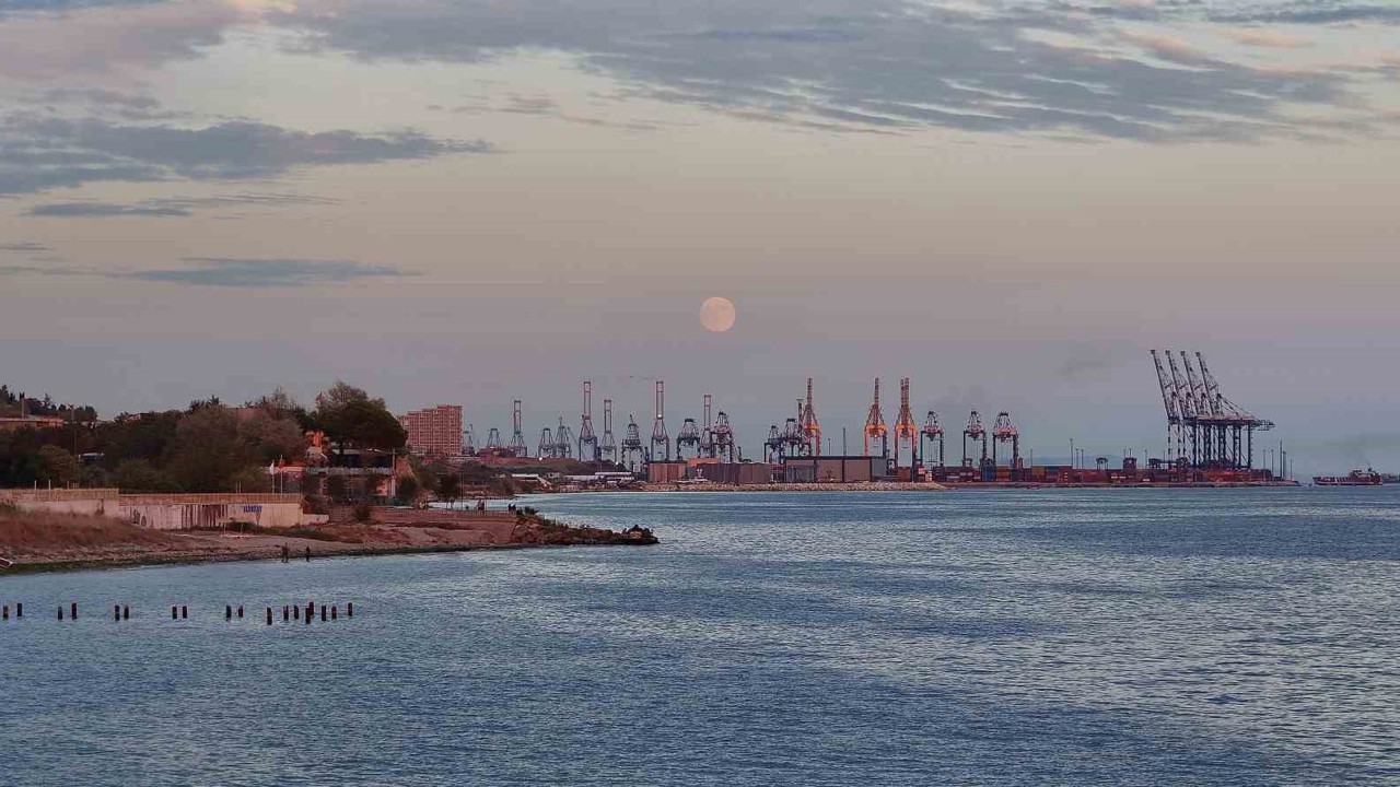 İstanbul’da dolunay Ambarlı limanıyla görüntülendi
