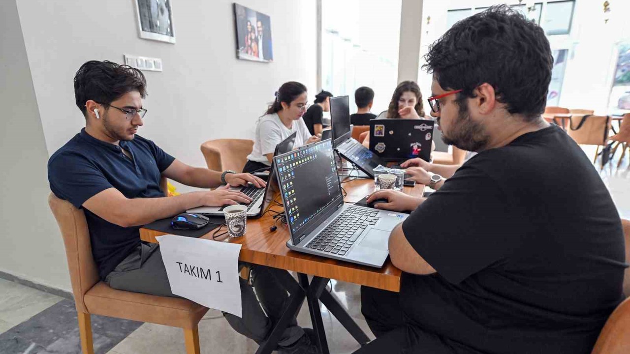 Mersin’de genç beyinler uzay ve teknoloji için yarıştı

