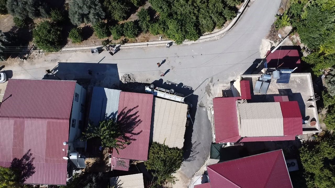 Kamyonet 2 evin arasındaki depoya girdi, yaralılar ekiplerin çalışmasıyla kurtarıldı
