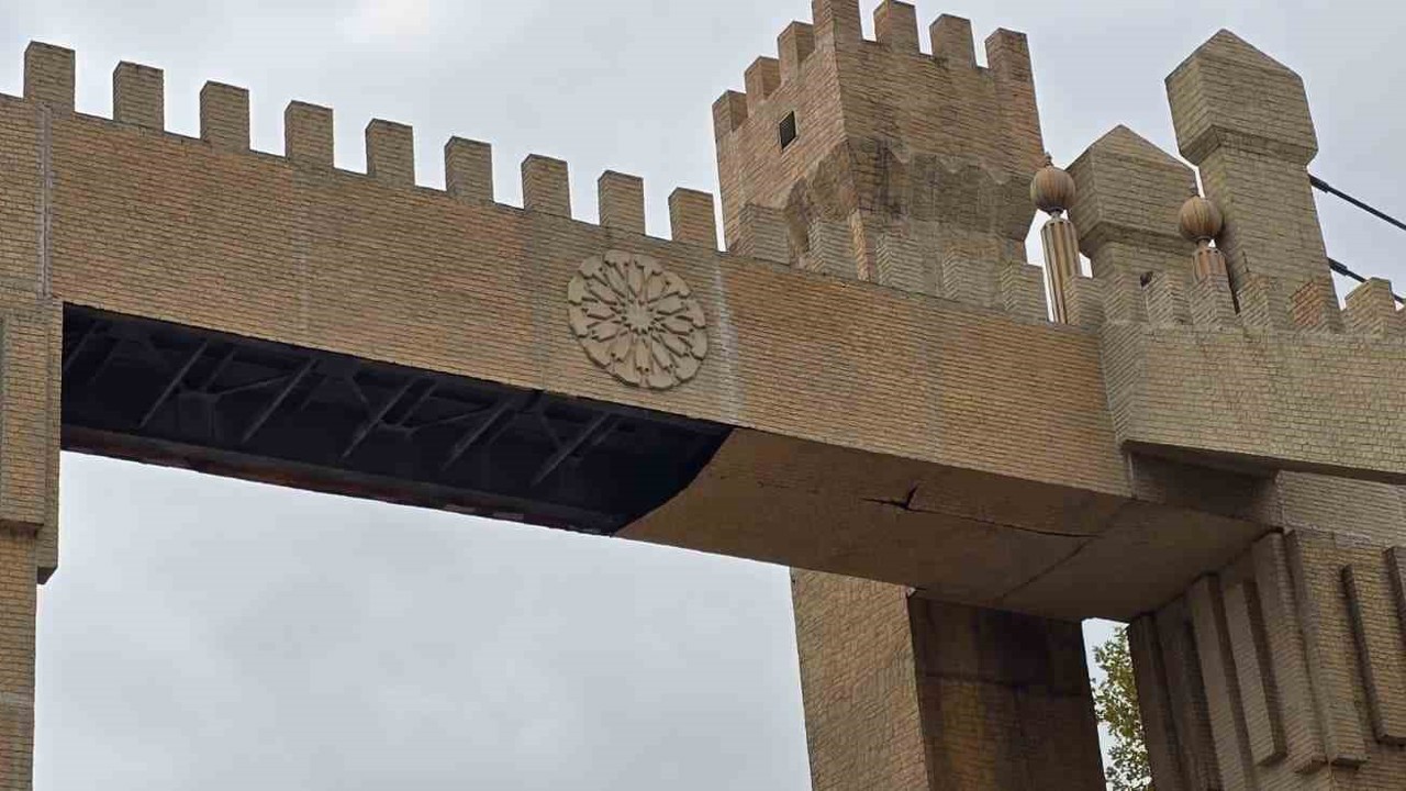 Üst geçit tehlike saçıyor
