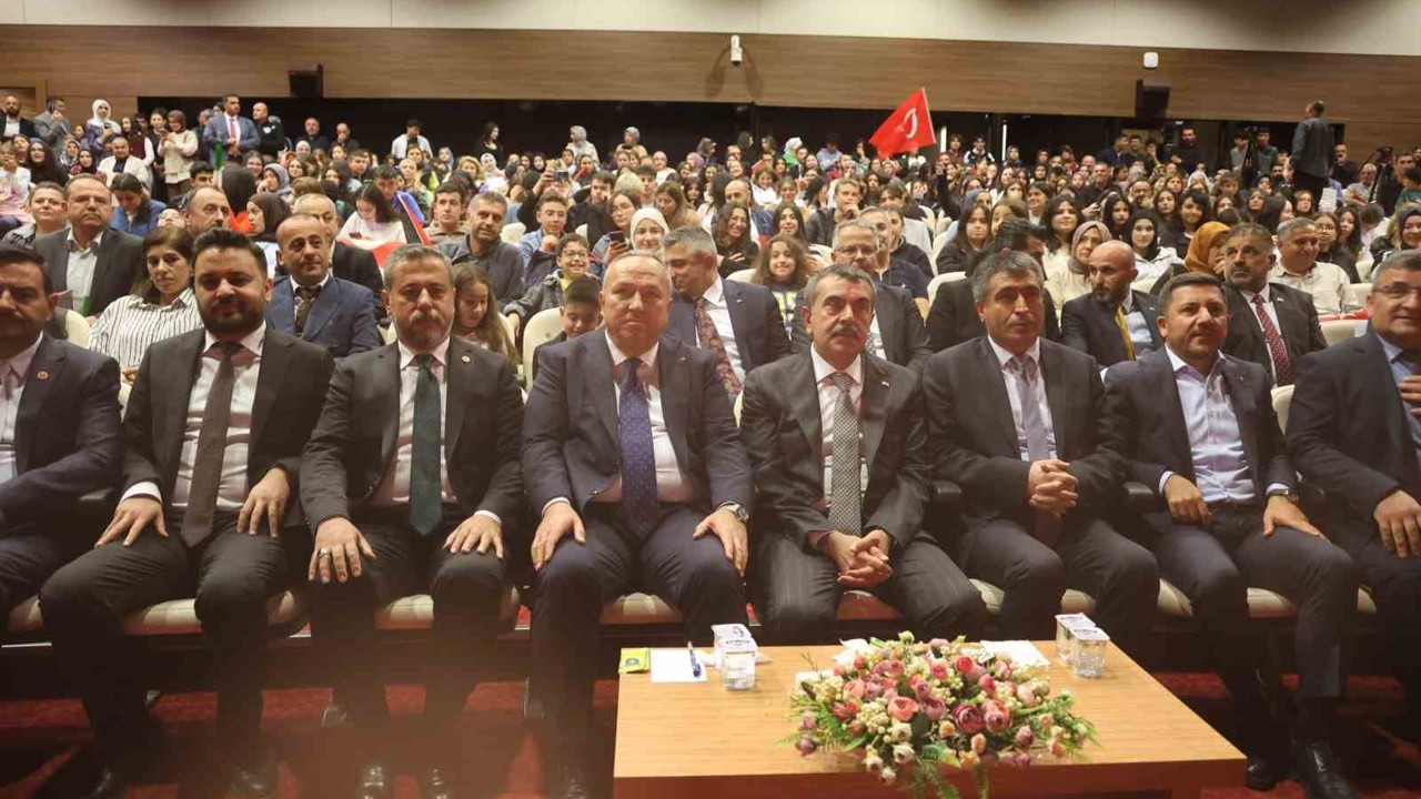 Bakan Tekin: "Gençlerimize vatan sevgisini sanatla göstermek istiyoruz"
