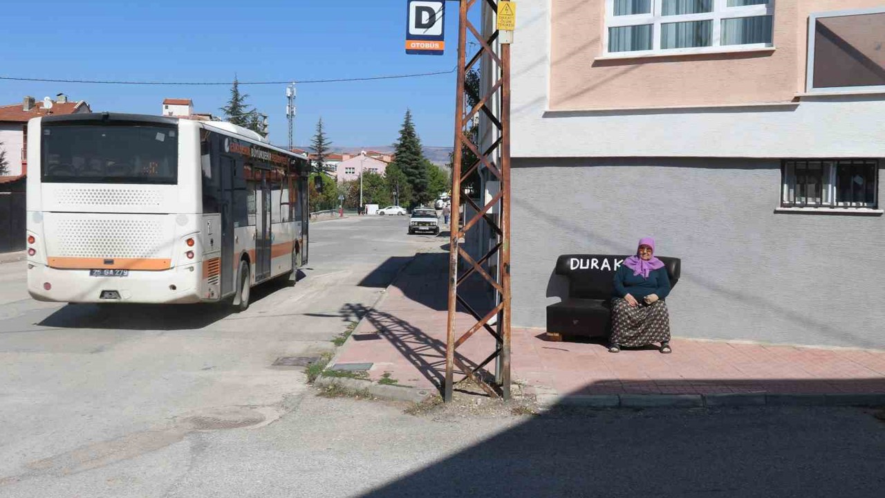 Belediyenin oturacak yer yapmadığı duraklara vatandaş evinden koltuk getirdi
