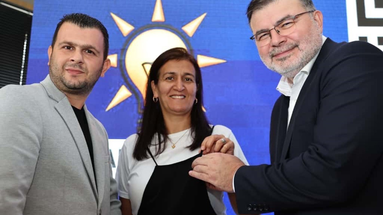 AK Partili Saygılı, Kemalpaşa’da yeni üyelere rozet taktı; CHP’den de katılım var
