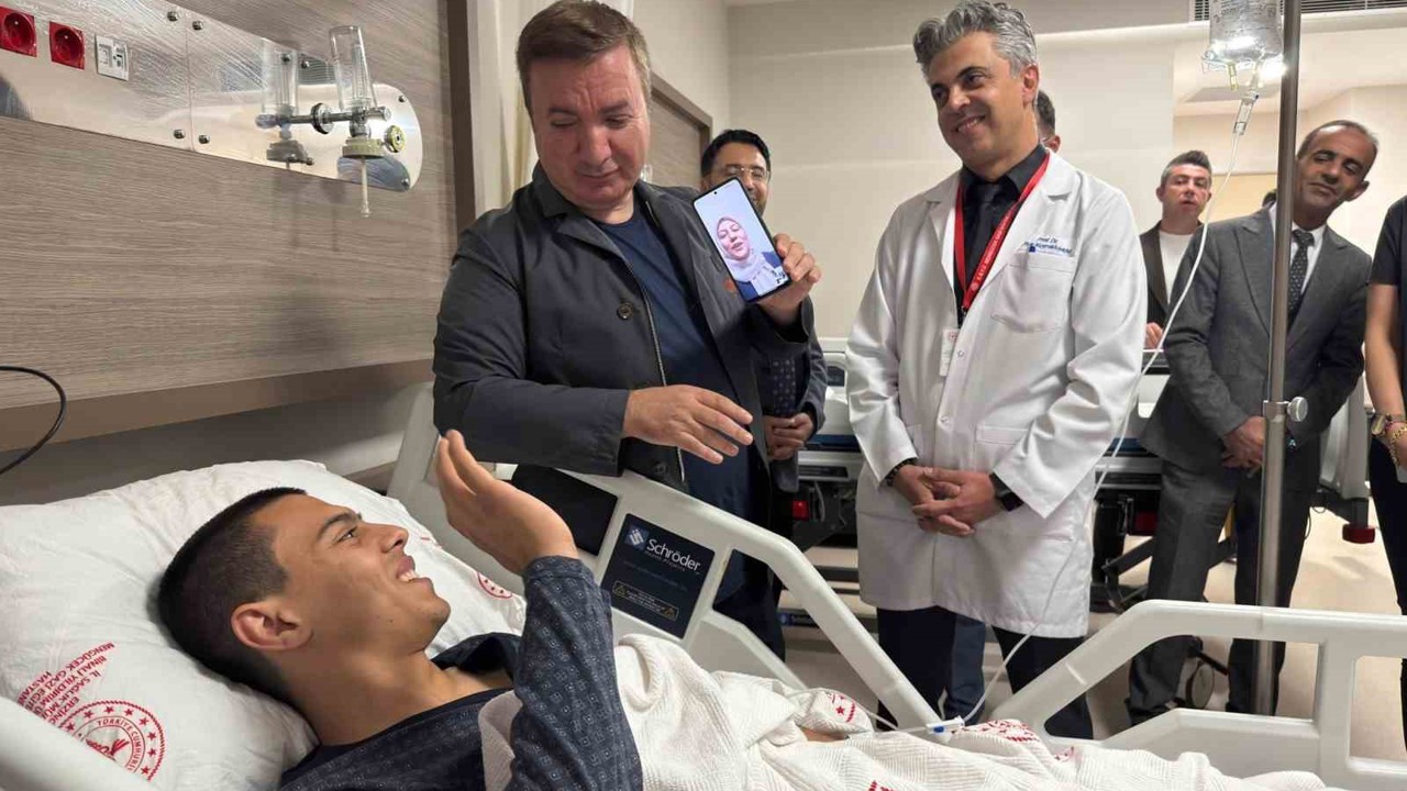 Vali Aydoğdu, hastanede tedavi gören üniversite öğrencisini yalnız bırakmadı
