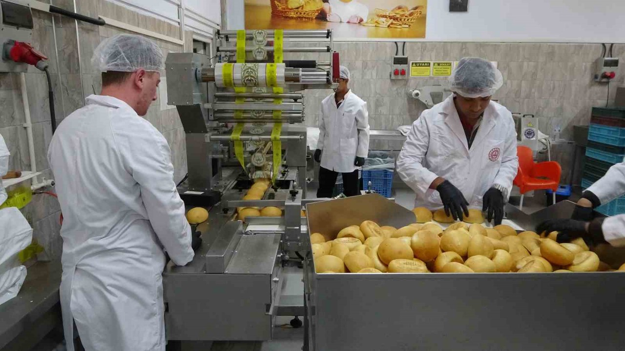 Meslek lisesinde ekmek üretimi, genç ustalar iş başında
