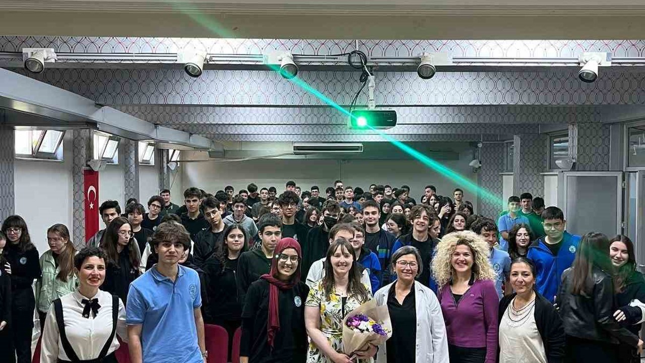 Öğrenciler için çifte kazanım: Hem bilim hem İngilizce pratiği
