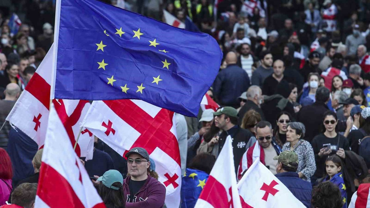 Gürcistan’da yerel seçim protestolarında sokaklar savaş alanına döndü

