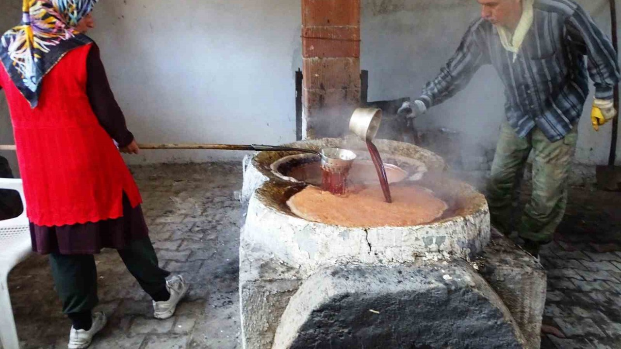 Emet Yağcık köyünde asırlardır eski usulle üzüm pekmezi yapımı geleneği sürdürülüyor
