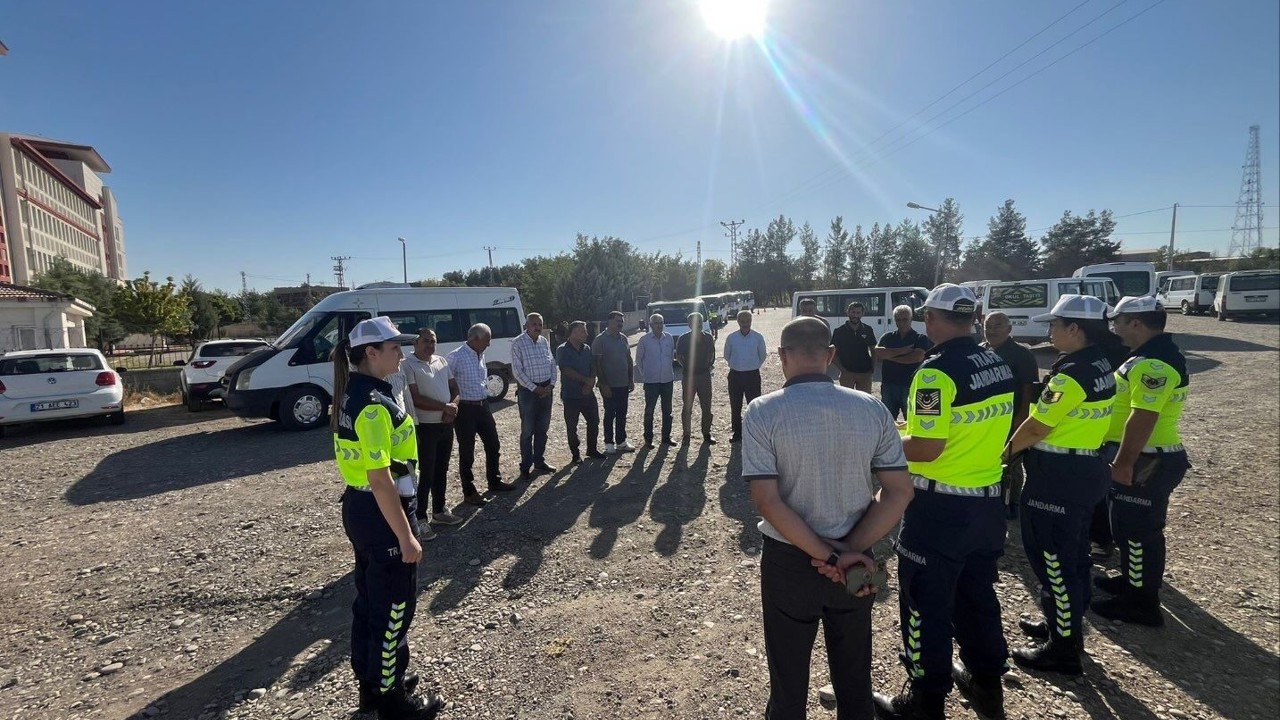 Diyarbakır’da okul servis araç sürücüleri için trafik güvenliği eğitimi verildi
