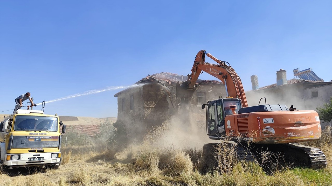 Pursaklar’da metruk yapılar temizleniyor
