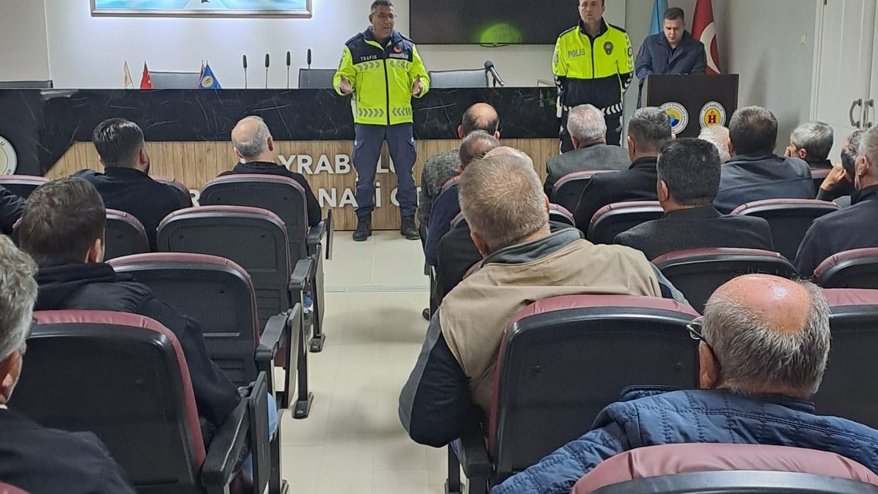 Hayrabolu’da okul servisi şoförleri ve rehber personeller bilgilendirildi
