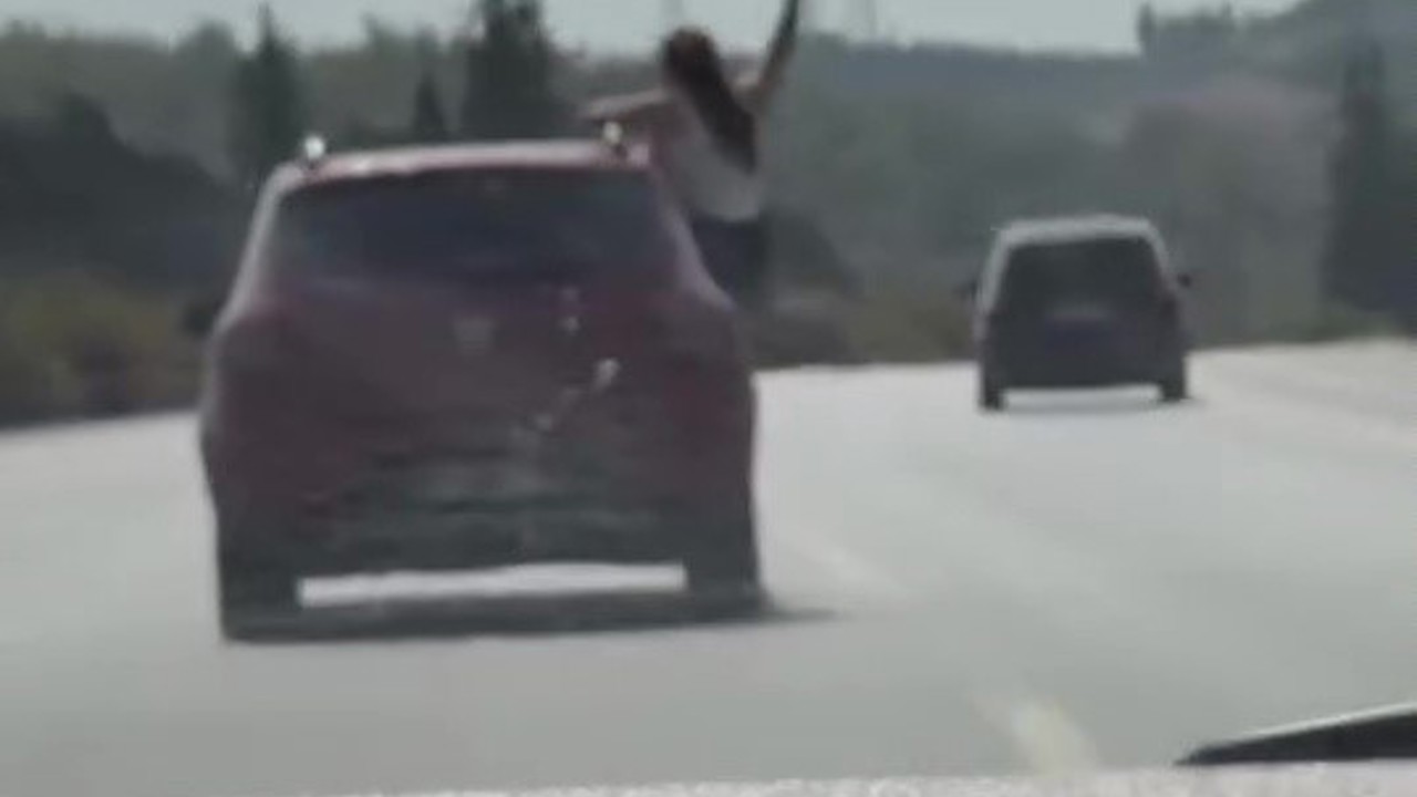 Otoyolda seyir halindeki cipte tehlikeli yolculuk
