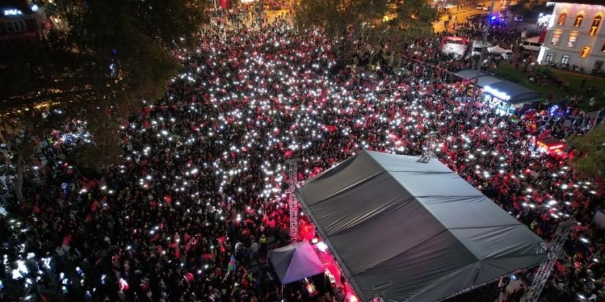 Bandırma’da Cumhuriyet coşkusu Feridun Düzağaç konseri ile devam etti