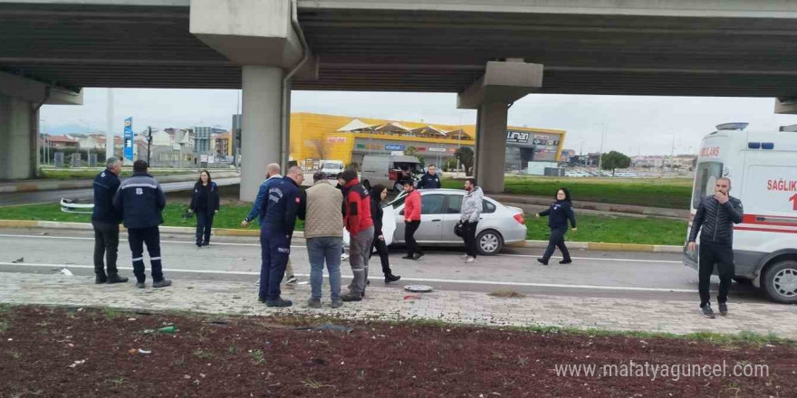 Bandırma’da kavşakta meydana gelen kazada 3 kişi yaralandı