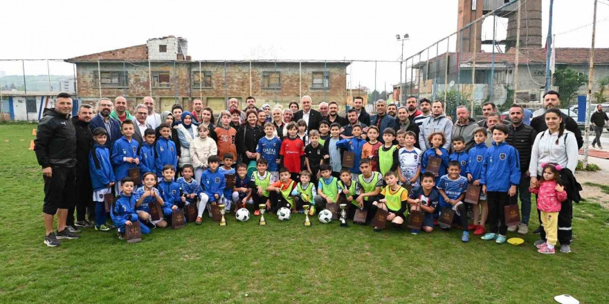 Başkan Bakkalcıoğlu, başarılı futbolcuları ödüllendirdi