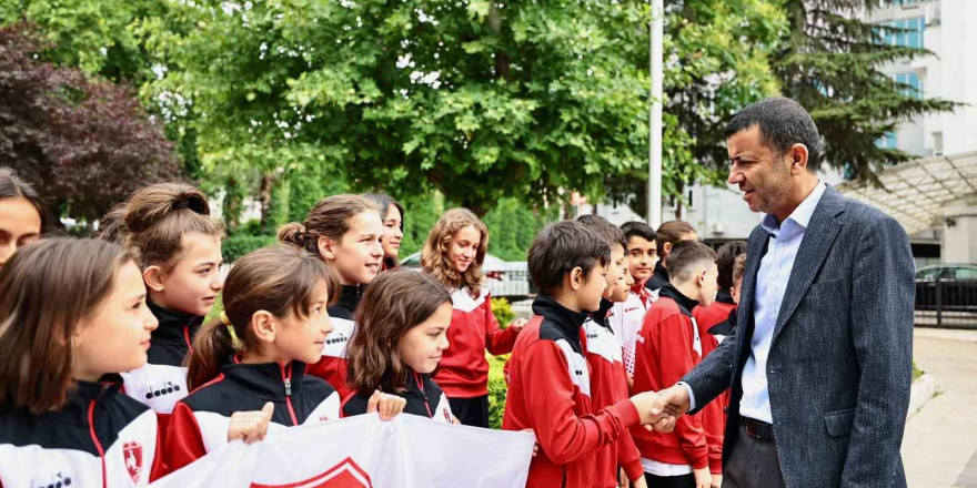 Başkan Çavuşoğlu genç yüzücüleri Antalya’ya uğurladı