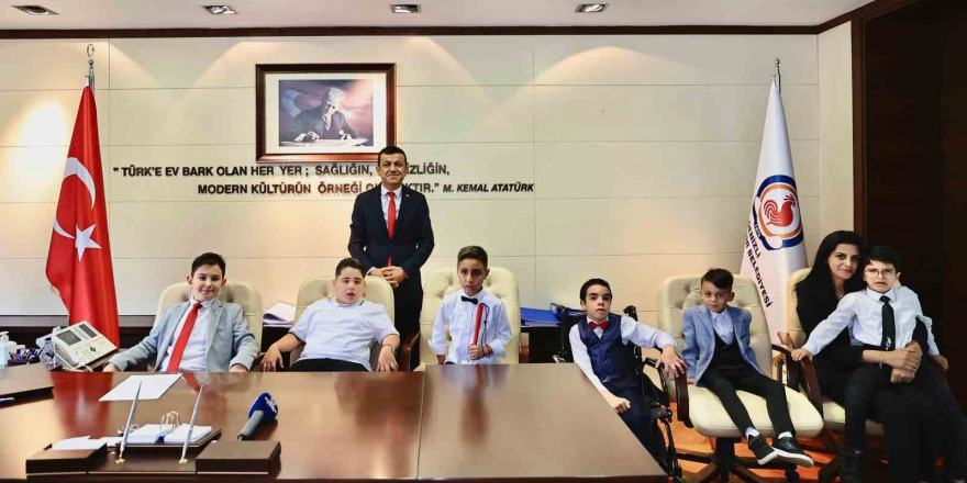 Başkan Çavuşoğlu koltuğunu özel çocuklara devretti