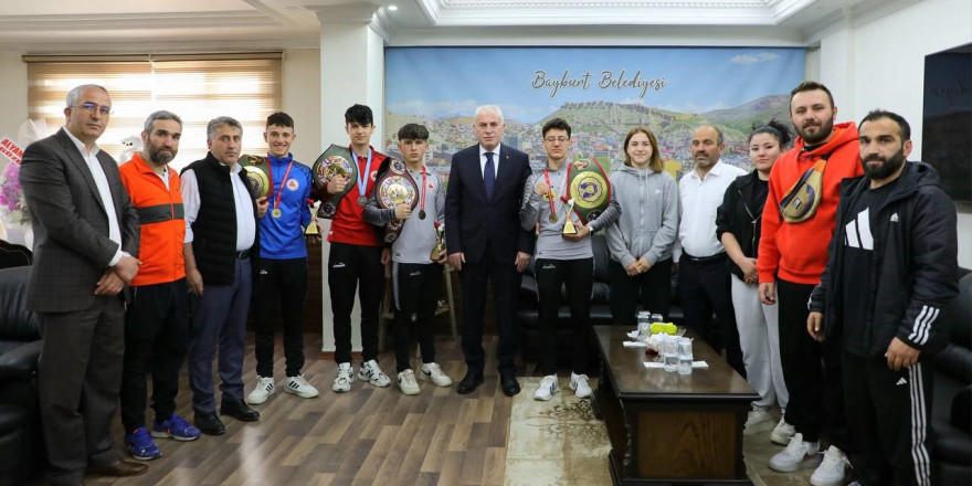 Başkan Memiş milli sporcuları makamında ağırladı