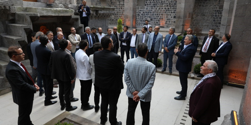 Başkan Palancıoğlu, referans projelerini meclis üyelerine anlattı