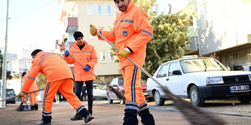 Battalgazi Belediyesi enkaz sonrası temizlik çalışmalarını aralıksız sürdürüyor