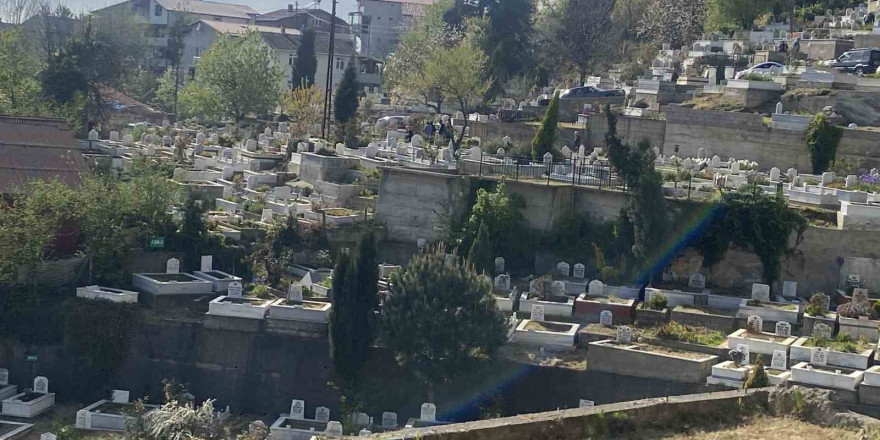 Bayram öncesi vatandaşlardan mezar ziyareti