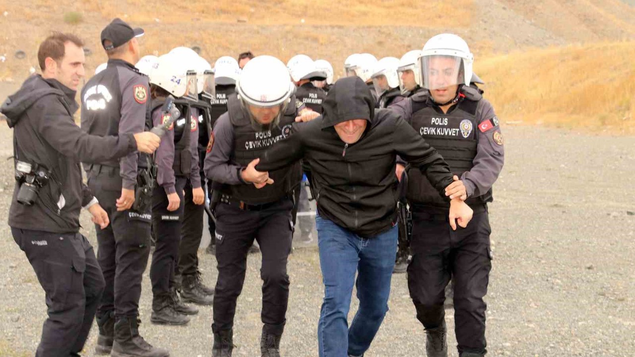 Erzincan’da çevik kuvvetten gerçeğini aratmayan tatbikat

