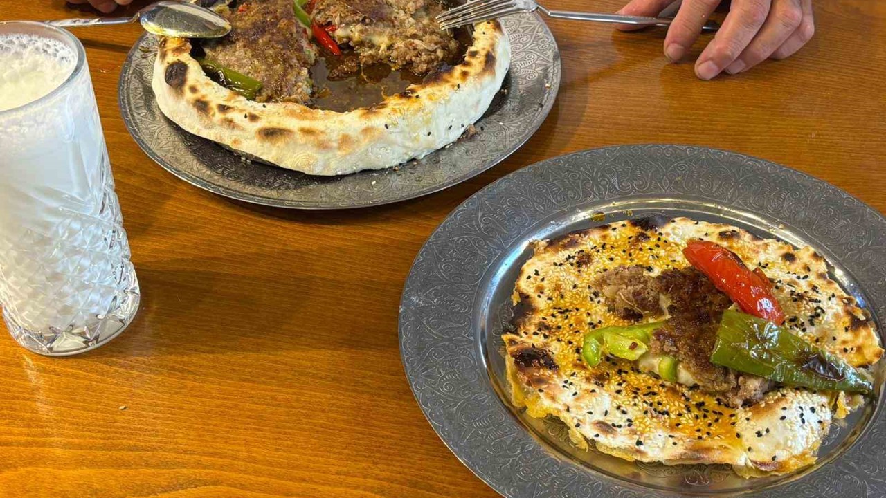 Kiremitte pişen lavaş kebabı damak çatlatıyor
