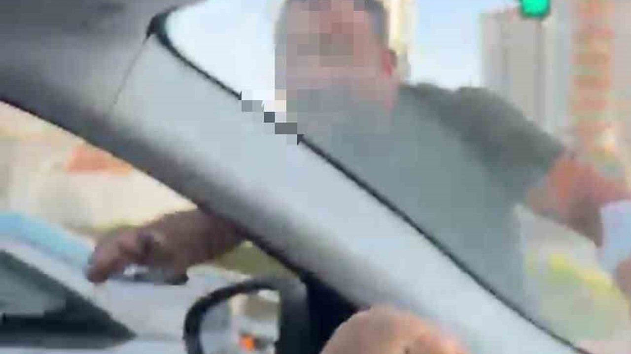Trafikte tartıştığı kadınların otomobilini yumrukladı
