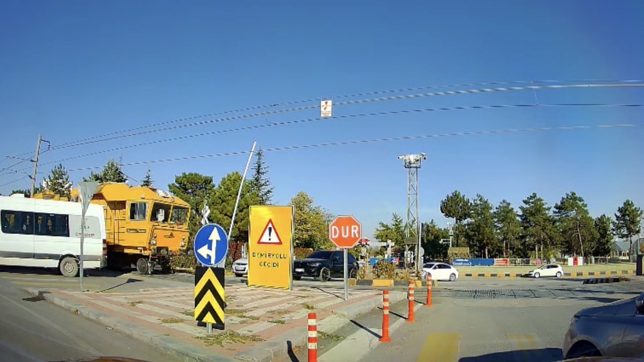 Malatya’da Hemzemin Geçitte Faciadan Dönüldü: Okul Servisi Trenin Altında Kalmaktan Son Anda Kurtuldu