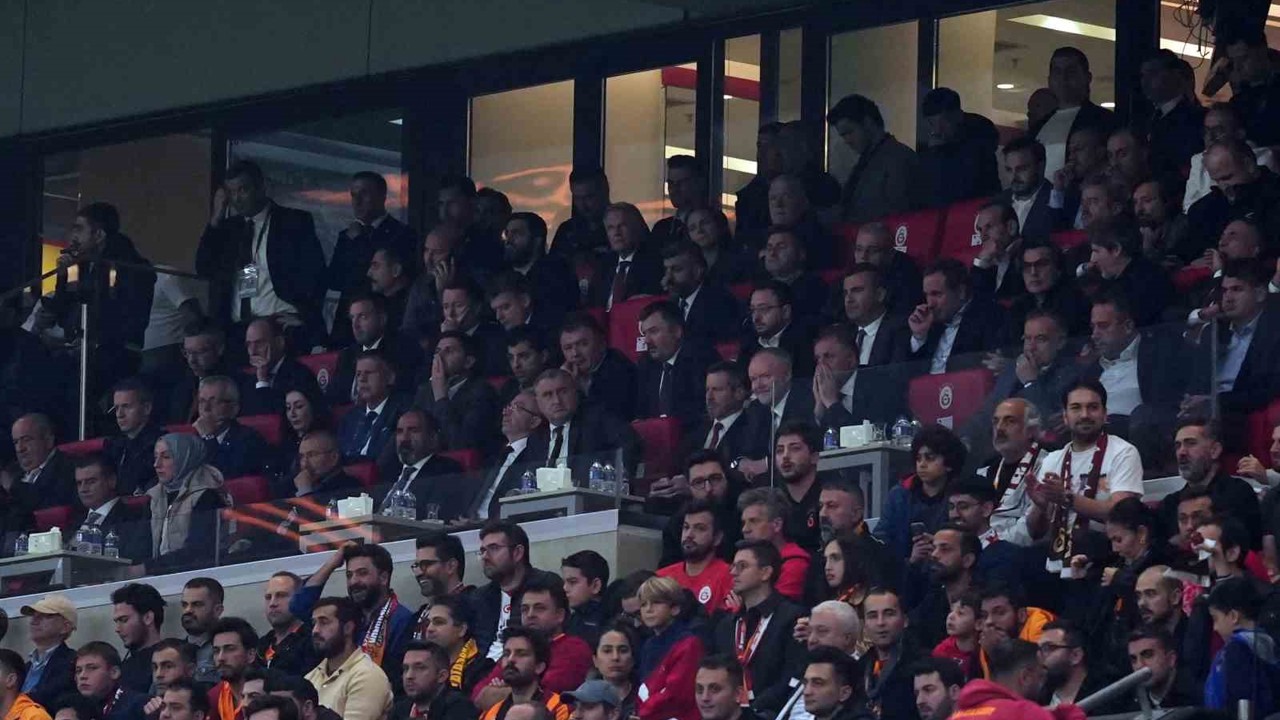 Bakan Bak, Galatasaray - Liverpool maçını takip etti
